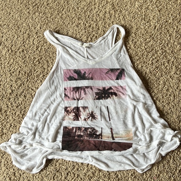 White tank top with design - Picture 1 of 2